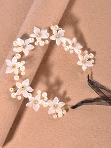 Détail du bandeau floral avec perles, cristaux et rubans en maille noire
