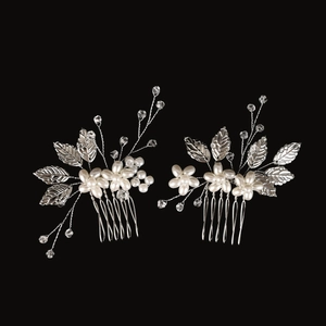 Détail de peignes de mariée argentés avec perles de cristal et feuilles métalliques