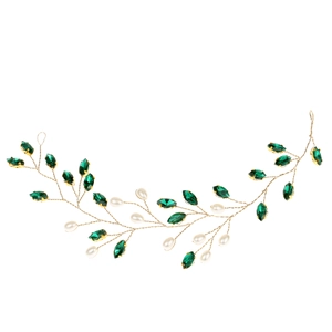 Dettaglio di tralcio per capelli sposa con pietre verdi, perle e design in filo d'oro