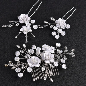Peigne à cheveux de mariée avec fleurs blanches, perles et cristaux pour mariage élégant