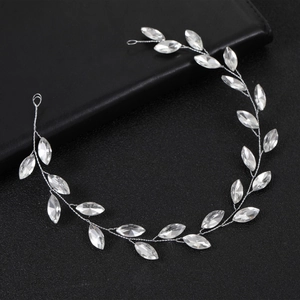Elegante cerchietto in argento con foglie di cristallo marquise su sfondo scuro