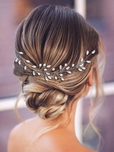 Accessorio capelli sposa con perle e strass a foglia su elegante acconciatura