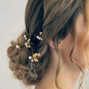 Ensemble d'épingles à cheveux élégantes avec feuilles dorées et perles de mariée