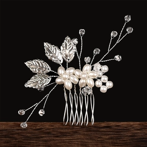 Détails macro des peignes à cheveux mariée en argent avec feuilles, perles et cristaux