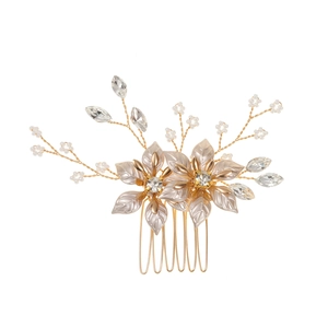 Peigne à cheveux de mariée doré avec fleurs à la main et perles blanches pour le mariage