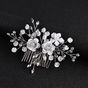 Ensemble de peignes à cheveux de mariée avec fleurs blanches, perles et cristaux sur base argent