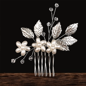 Détail du peigne à cheveux argenté avec perles gouttes blanches et cristaux
