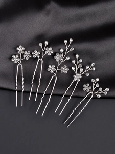 Détail de 5 épingles à cheveux de mariée argentées avec strass et motif floral de feuilles