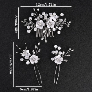 Parure de bijoux de mariage avec peigne à fleurs blanches et épingles en perles et strass