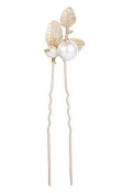 Épingle à cheveux dorée en forme de U avec motif feuilles et perles sur fond blanc pur