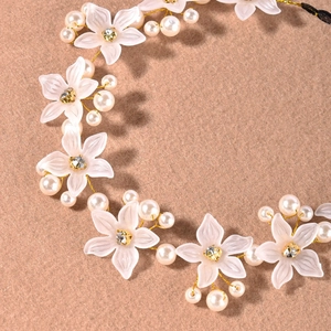 Serre-tête floral élégant avec pétales translucides, perles et cristaux sur fil doré