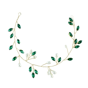 Dettaglio di vite per capelli da sposa con pietre verdi marquise e perle su filo d'oro