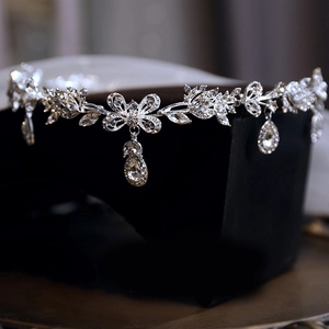 Serre-tête de mariée argenté avec pendentif en cristal sur support en velours noir