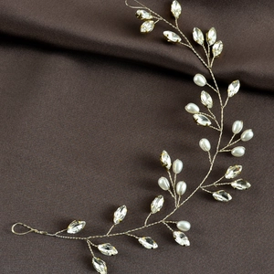 Dettaglio di tralcio per capelli da sposa con perle e cristalli su filo dorato