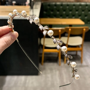 Serre-tête élégant en métal argenté avec feuilles et perles pour coiffure de mariée