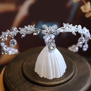 Serre-tête de mariée exotique argenté avec strass brillants et pendentif goutte de cristal