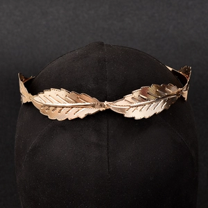 Detaillierte Nahaufnahme eines goldenen Blatt-Stirnbands mit feiner Metalltextur