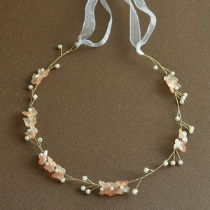 Exquisite bridal headband with white pearls and pink floral accents on gold wire