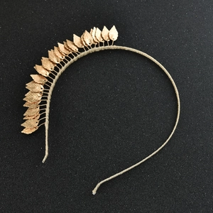 Serre-tête feuilles dorées avec feuillage métallique sur corde tressée beige et fond noir