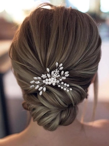 Elegante pettine per capelli da sposa con perle e strass marquise in un design a fiori romantico