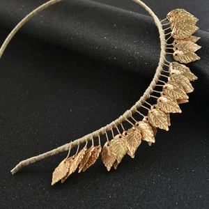 Serre-tête élégant à feuilles dorées avec détails métalliques sur base en soie