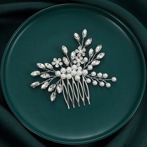 Pettine per capelli da sposa fatto a mano con cristalli e perle su piatto ceramica