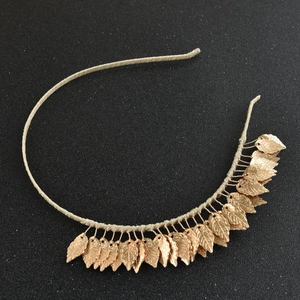 Serre-tête style déesse grecque avec feuilles dorées sur bandeau tressé beige