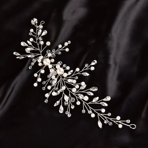 Bijou de cheveux de mariée fait main avec perles et cristaux sur fond de soie noire