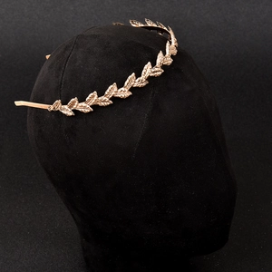 Detailaufnahme des goldenen Blattmusters auf einem griechischen Lorbeerkranz-Haarreif