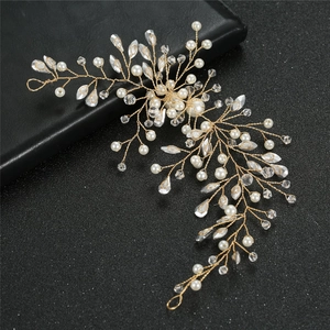 Vigne de cheveux mariée élégante avec perles blanches et cristaux sur fil d'or pour mariages