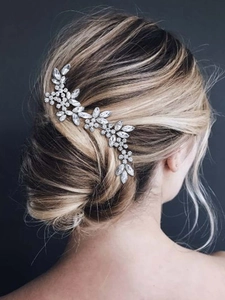 Detailaufnahme des Braut-Haarbands mit silbernen Blumen und Marquise-Strasssteinen