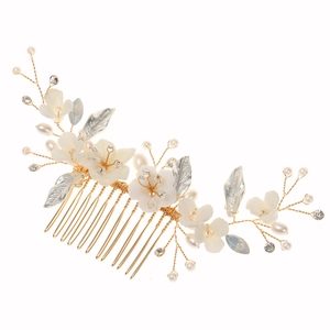 Peigne à cheveux de mariée fait main avec fleurs en céramique blanche et feuilles en alliage