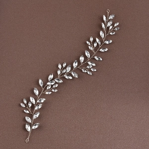 Vigne de cheveux de mariée en argent avec strass en verre sur fond cuir sombre
