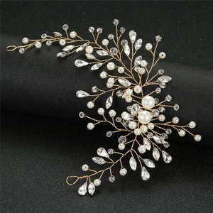 Détail macro d'une vigne à cheveux mariée dorée avec perles et cristaux sur fond noir