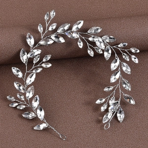 Vue détaillée d'une vigne de cheveux de mariée avec cristaux marquise et fil d'argent