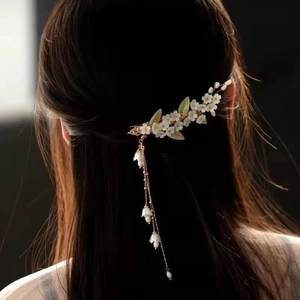 Pince à cheveux florale classique avec fleurs blanches et longs pompons dorés