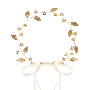 Detailansicht Brauthaarschmuck mit goldenen Blättern, Perlen und einem Seidenschleifenband