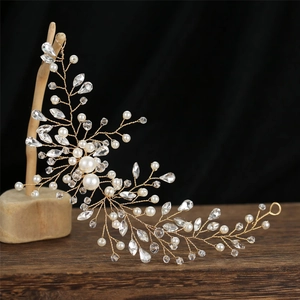 Détail de vigne de cheveux de mariée artisanale avec fil doré, perles et cristaux