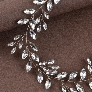Détail d'un bijou de tête en cristal marquise et fil d'argent pour le mariage