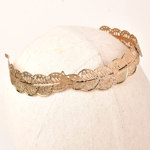 Detailansicht des goldenen Haarreifs mit Blattdesign und feiner Metallverarbeitung