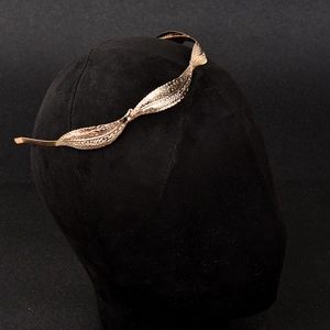 Detailansicht eines goldenen Blatt-Hairreifens mit feinen Adern und metallischem Glanz