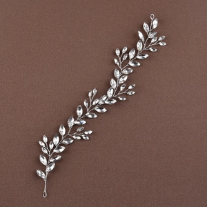 Vigne de cheveux de mariée avec cristaux marquise et feuilles argentées pour mariage