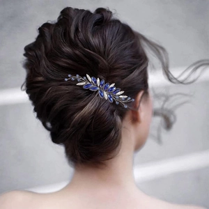 Peigne à cheveux de mariage avec cristaux bleu foncé et perles argentées sur un chignon