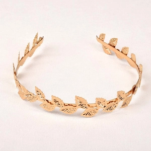 Detailansicht des goldenen Blatt-Hairreifens mit metallischer Legierung und Lorbeermustern