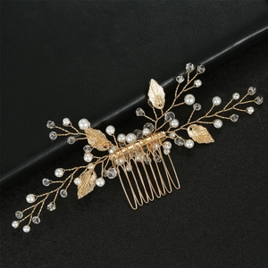 Eleganter goldener Brauthaarkamm mit zarten Blättern, weißen Perlen und Kristallperlen