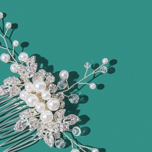 Silberner Braut-Haarkamm mit Perlen und Strass im Blumen-Cluster-Design
