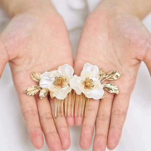 Peigne à cheveux de mariée exquis avec fleurs de lotus 3D blanches et feuilles dorées