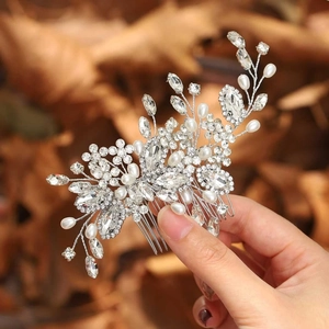 Peigne à cheveux de mariée exquis en alliage d'argent avec cristaux et perles élégants