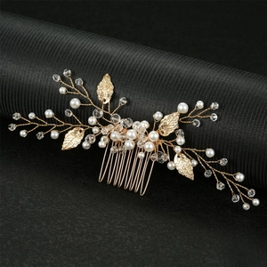 Eleganter goldener Brauthaarkamm mit handgefertigten Perlen und Kristallen für Hochzeiten