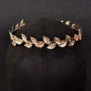 Detailaufnahme des goldenen Lorbeerkranz-Haarreifens auf einem schwarzen Display